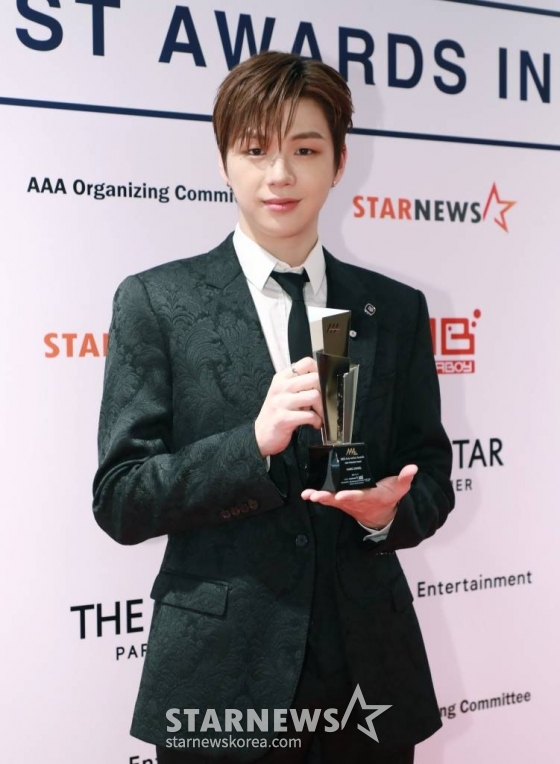 가수 강다니엘이 13일 오후 일본 나고야 니혼가이시홀에서 열린 스타뉴스-미디어보이 주최 '2022 Asia Artist Awards IN JAPAN'(2022 아시아 아티스트 어워즈, 이하 2022 AAA)에서 AAA포텐셜어워들를 수상한 뒤 포즈를 취하고 있다. 스타뉴스와 미디어보이가 주최하고 Asia Artist Awards 조직위원회와 더스타파트너, 컬쳐 엔터테인먼트가 공동 주관하는 글로벌 NO.1 시상식 '2022 AAA'에는 올 한 해 동안 국내외에서 많은 사랑을 받은 가수, 배우들이 참석해 눈을 뗄 수 없는 화려한 글로벌 축제의 장을 펼친다. 2022.12.13 /사진=이동훈 기자 photoguy@