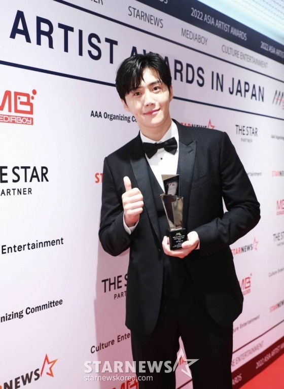 배우 김선호가 13일 오후 일본 나고야 니혼가이시홀에서 열린 스타뉴스-미디어보이 주최 '2022 Asia Artist Awards IN JAPAN'(2022 아시아 아티스트 어워즈, 이하 2022 AAA)에서 아이돌플러스 인기상를 수상한 뒤 포즈를 취하고 있다. 스타뉴스와 미디어보이가 주최하고 Asia Artist Awards 조직위원회와 더스타파트너, 컬쳐 엔터테인먼트가 공동 주관하는 글로벌 NO.1 시상식 '2022 AAA'에는 올 한 해 동안 국내외에서 많은 사랑을 받은 가수, 배우들이 참석해 눈을 뗄 수 없는 화려한 글로벌 축제의 장을 펼친다. 2022.12.13 /사진=이동훈 기자 photoguy@