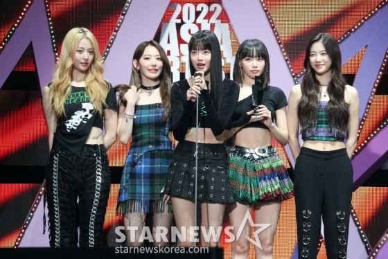 그룹 르세라핌이 13일 오후 일본 나고야 니혼가이시홀에서 열린 스타뉴스-미디어보이 주최 '2022 Asia Artist Awards IN JAPAN'(2022 아시아 아티스트 어워즈, 이하 2022 AAA)에서 AAA신인상을 수상하고 소감을 말하고 있다. 스타뉴스와 미디어보이가 주최하고 Asia Artist Awards 조직위원회와 더스타파트너, 컬쳐 엔터테인먼트가 공동 주관하는 글로벌 NO.1 시상식 '2022 AAA'에는 올 한 해 동안 국내외에서 많은 사랑을 받은 가수, 배우들이 참석해 눈을 뗄 수 없는 화려한 글로벌 축제의 장을 펼친다. 2022.12.13 /사진=임성균 기자 tjdrbs23@