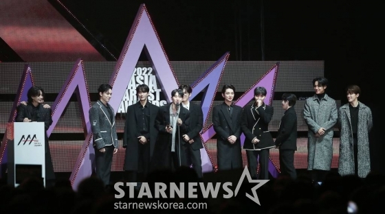 그룹 세븐틴이 13일 오후 일본 나고야 니혼가이시홀에서 열린 스타뉴스-미디어보이 주최 '2022 Asia Artist Awards IN JAPAN'(2022 아시아 아티스트 어워즈, 이하 2022 AAA)에서 핫트렌드를 수상한 뒤 소감을 말하고 있다. 스타뉴스와 미디어보이가 주최하고 Asia Artist Awards 조직위원회와 더스타파트너, 컬쳐 엔터테인먼트가 공동 주관하는 글로벌 NO.1 시상식 '2022 AAA'에는 올 한 해 동안 국내외에서 많은 사랑을 받은 가수, 배우들이 참석해 눈을 뗄 수 없는 화려한 글로벌 축제의 장을 펼친다. 2022.12.13 /사진=김창현 기자 chmt@