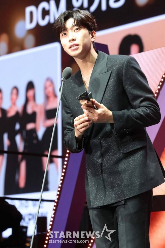 가수 임영웅이 13일 오후 일본 나고야 니혼가이시홀에서 열린 스타뉴스-미디어보이 주최 '2022 Asia Artist Awards IN JAPAN'(2022 아시아 아티스트 어워즈, 이하 2022 AAA) DCM인기상을 수상하고 밝게 웃고 있다.  스타뉴스와 미디어보이가 주최하고 Asia Artist Awards 조직위원회와 더스타파트너, 컬쳐 엔터테인먼트가 공동 주관하는 글로벌 NO.1 시상식 '2022 AAA'에는 올 한 해 동안 국내외에서 많은 사랑을 받은 가수, 배우들이 참석해 눈을 뗄 수 없는 화려한 글로벌 축제의 장을 펼친다. 2022.12.13 /사진=임성균 기자 tjdrbs23@