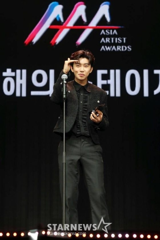 가수 임영웅이 13일 오후 일본 나고야 니혼가이시홀에서 열린 스타뉴스-미디어보이 주최 '2022 Asia Artist Awards IN JAPAN'(2022 아시아 아티스트 어워즈, 이하 2022 AAA)에서 AAA대상 올해의 스테이지상을 수상하고 소감을 말하고 있다. 스타뉴스와 미디어보이가 주최하고 Asia Artist Awards 조직위원회와 더스타파트너, 컬쳐 엔터테인먼트가 공동 주관하는 글로벌 NO.1 시상식 '2022 AAA'에는 올 한 해 동안 국내외에서 많은 사랑을 받은 가수, 배우들이 참석해 눈을 뗄 수 없는 화려한 글로벌 축제의 장을 펼친다. 2022.12.13 /사진=임성균 기자 tjdrbs23@