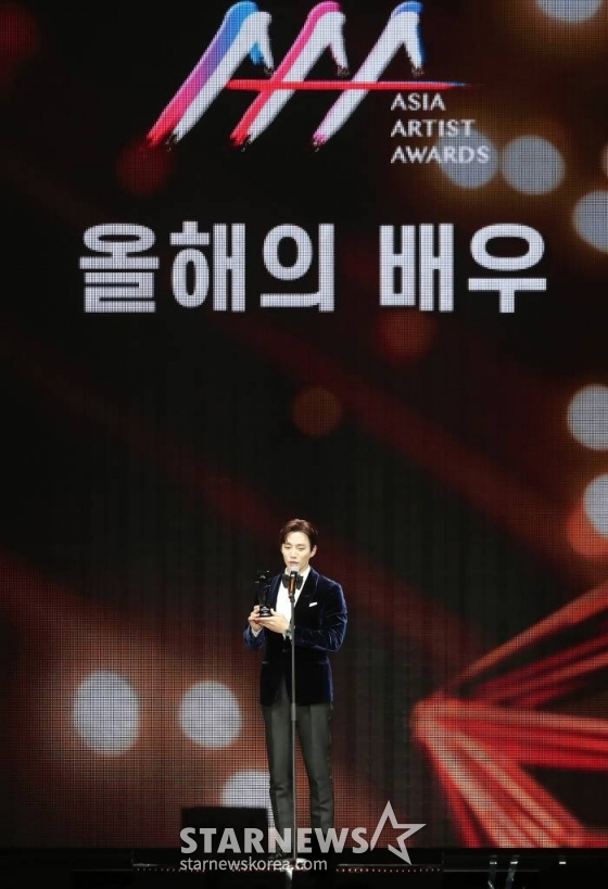 배우 이준호가 13일 오후 일본 나고야 니혼가이시홀에서 열린 스타뉴스-미디어보이 주최 '2022 Asia Artist Awards IN JAPAN'(2022 아시아 아티스트 어워즈, 이하 2022 AAA)에서 올해의 배우를 수상한 뒤 소감을 말하고 있다. 스타뉴스와 미디어보이가 주최하고 Asia Artist Awards 조직위원회와 더스타파트너, 컬쳐 엔터테인먼트가 공동 주관하는 글로벌 NO.1 시상식 '2022 AAA'에는 올 한 해 동안 국내외에서 많은 사랑을 받은 가수, 배우들이 참석해 눈을 뗄 수 없는 화려한 글로벌 축제의 장을 펼쳤다. 2022.12.13 /사진=김창현 기자 chmt@
