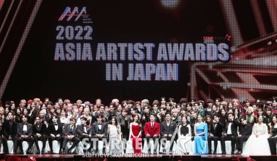 13일 오후 일본 나고야 니혼가이시홀에서 열린 스타뉴스-미디어보이 주최 '2022 Asia Artist Awards IN JAPAN'(2022 아시아 아티스트 어워즈, 이하 2022 AAA)에서 수상자들이 기념촬영을 하고 있다.  스타뉴스와 미디어보이가 주최하고 Asia Artist Awards 조직위원회와 더스타파트너, 컬쳐 엔터테인먼트가 공동 주관하는 글로벌 NO.1 시상식 '2022 AAA'에는 올 한 해 동안 국내외에서 많은 사랑을 받은 가수, 배우들이 참석해 눈을 뗄 수 없는 화려한 글로벌 축제의 장을 펼쳤다. 2022.12.13 /사진=김창현 기자 chmt@