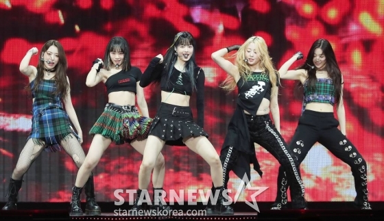 걸그룹 르세라핌이 13일 오후 일본 나고야 니혼가이시홀에서 열린 스타뉴스-미디어보이 주최 '2022 Asia Artist Awards IN JAPAN'(2022 아시아 아티스트 어워즈, 이하 2022 AAA)에서 멋진 무대를 선보이고 있다.  스타뉴스와 미디어보이가 주최하고 Asia Artist Awards 조직위원회와 더스타파트너, 컬쳐 엔터테인먼트가 공동 주관하는 글로벌 NO.1 시상식 '2022 AAA'에는 올 한 해 동안 국내외에서 많은 사랑을 받은 가수, 배우들이 참석해 눈을 뗄 수 없는 화려한 글로벌 축제의 장을 펼친다. 2022.12.13 /사진=김창현 기자 chmt@