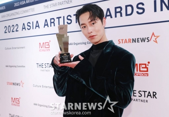 배우 이재욱이 13일 오후 일본 나고야 니혼가이시홀에서 열린 스타뉴스-미디어보이 주최 '2022 Asia Artist Awards IN JAPAN'(2022 아시아 아티스트 어워즈, 이하 2022 AAA)에서 AAA 베스트 액터상을 수상한 뒤 포즈를 취하고 있다. 스타뉴스와 미디어보이가 주최하고 Asia Artist Awards 조직위원회와 더스타파트너, 컬쳐 엔터테인먼트가 공동 주관하는 글로벌 NO.1 시상식 '2022 AAA'에는 올 한 해 동안 국내외에서 많은 사랑을 받은 가수, 배우들이 참석해 눈을 뗄 수 없는 화려한 글로벌 축제의 장을 펼친다. 2022.12.13 /사진=이동훈 기자 photoguy@