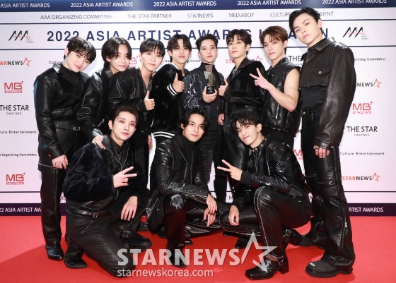 그룹 세븐틴이 13일 오후 일본 나고야 니혼가이시홀에서 열린 스타뉴스-미디어보이 주최 '2022 Asia Artist Awards IN JAPAN'(2022 아시아 아티스트 어워즈, 이하 2022 AAA)에서 대상인 AAA 올해의 가수상 등 3관왕을 달성한 뒤 포즈를 취하고 있다. 스타뉴스와 미디어보이가 주최하고 Asia Artist Awards 조직위원회와 더스타파트너, 컬쳐 엔터테인먼트가 공동 주관하는 글로벌 NO.1 시상식 '2022 AAA'에는 올 한 해 동안 국내외에서 많은 사랑을 받은 가수, 배우들이 참석해 눈을 뗄 수 없는 화려한 글로벌 축제의 장을 펼친다. 2022.12.13 /사진=이동훈 기자 photoguy@