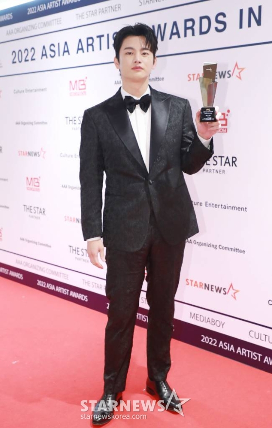 배우 서인국이 13일 오후 일본 나고야 니혼가이시홀에서 열린 스타뉴스-미디어보이 주최 '2022 Asia Artist Awards IN JAPAN'(2022 아시아 아티스트 어워즈, 이하 2022 AAA)에서 AAA 베스트 아티스트상을 수상한 뒤 포즈를 취하고 있다.  스타뉴스와 미디어보이가 주최하고 Asia Artist Awards 조직위원회와 더스타파트너, 컬쳐 엔터테인먼트가 공동 주관하는 글로벌 NO.1 시상식 '2022 AAA'에는 올 한 해 동안 국내외에서 많은 사랑을 받은 가수, 배우들이 참석해 눈을 뗄 수 없는 화려한 글로벌 축제의 장을 펼친다. 2022.12.13 /사진=이동훈 기자 photoguy@
