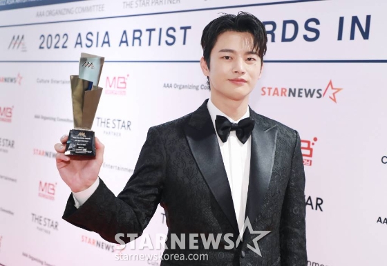 배우 서인국이 13일 오후 일본 나고야 니혼가이시홀에서 열린 스타뉴스-미디어보이 주최 '2022 Asia Artist Awards IN JAPAN'(2022 아시아 아티스트 어워즈, 이하 2022 AAA)에서 AAA 베스트 아티스트상을 수상한 뒤 포즈를 취하고 있다.  스타뉴스와 미디어보이가 주최하고 Asia Artist Awards 조직위원회와 더스타파트너, 컬쳐 엔터테인먼트가 공동 주관하는 글로벌 NO.1 시상식 '2022 AAA'에는 올 한 해 동안 국내외에서 많은 사랑을 받은 가수, 배우들이 참석해 눈을 뗄 수 없는 화려한 글로벌 축제의 장을 펼친다. 2022.12.13 /사진=이동훈 기자 photoguy@