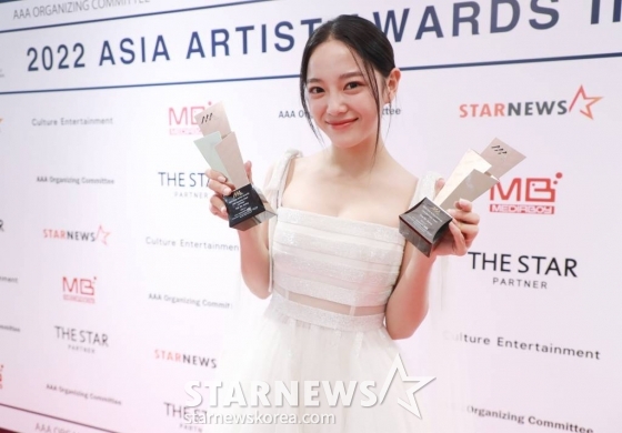 배우 김세정이 13일 오후 일본 나고야 니혼가이시홀에서 열린 스타뉴스-미디어보이 주최 '2022 Asia Artist Awards IN JAPAN'(2022 아시아 아티스트 어워즈, 이하 2022 AAA)에서 AAA 베스트 액터, DCM 인기상을 수상한 뒤 포즈를 취하고 있다. 스타뉴스와 미디어보이가 주최하고 Asia Artist Awards 조직위원회와 더스타파트너, 컬쳐 엔터테인먼트가 공동 주관하는 글로벌 NO.1 시상식 '2022 AAA'에는 올 한 해 동안 국내외에서 많은 사랑을 받은 가수, 배우들이 참석해 눈을 뗄 수 없는 화려한 글로벌 축제의 장을 펼친다. 2022.12.13 /사진=이동훈 기자 photoguy@