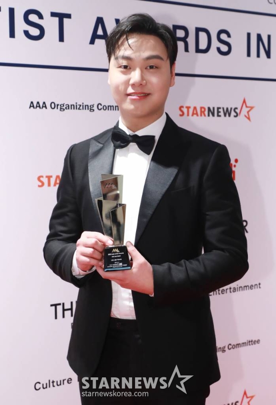 배우 임재혁이 13일 오후 일본 나고야 니혼가이시홀에서 열린 스타뉴스-미디어보이 주최 '2022 Asia Artist Awards IN JAPAN'(2022 아시아 아티스트 어워즈, 이하 2022 AAA)에서 AAA 아이콘상을 수상한 뒤 포즈를 취하고 있다. 스타뉴스와 미디어보이가 주최하고 Asia Artist Awards 조직위원회와 더스타파트너, 컬쳐 엔터테인먼트가 공동 주관하는 글로벌 NO.1 시상식 '2022 AAA'에는 올 한 해 동안 국내외에서 많은 사랑을 받은 가수, 배우들이 참석해 눈을 뗄 수 없는 화려한 글로벌 축제의 장을 펼친다. 2022.12.13 /사진=이동훈 기자 photoguy@