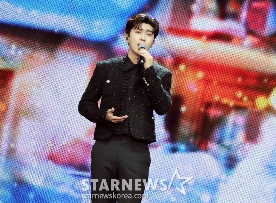가수 임영웅이 13일 오후 일본 나고야 니혼가이시홀에서 열린 스타뉴스-미디어보이 주최 '2022 Asia Artist Awards IN JAPAN'(2022 아시아 아티스트 어워즈, 이하 2022 AAA)에서 멋진 무대를 선보이고 있다. 스타뉴스와 미디어보이가 주최하고 Asia Artist Awards 조직위원회와 더스타파트너, 컬쳐 엔터테인먼트가 공동 주관하는 글로벌 NO.1 시상식 '2022 AAA'에는 올 한 해 동안 국내외에서 많은 사랑을 받은 가수, 배우들이 참석해 눈을 뗄 수 없는 화려한 글로벌 축제의 장을 펼쳤다. 2022.12.13 /사진=김창현 기자 chmt@