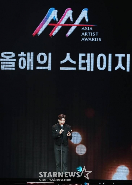 가수 임영웅이 13일 오후 일본 나고야 니혼가이시홀에서 열린 스타뉴스-미디어보이 주최 '2022 Asia Artist Awards IN JAPAN'(2022 아시아 아티스트 어워즈, 이하 2022 AAA)에서 올해의 스테이지를 수상한 뒤 소감을 말하고 있다. 스타뉴스와 미디어보이가 주최하고 Asia Artist Awards 조직위원회와 더스타파트너, 컬쳐 엔터테인먼트가 공동 주관하는 글로벌 NO.1 시상식 '2022 AAA'에는 올 한 해 동안 국내외에서 많은 사랑을 받은 가수, 배우들이 참석해 눈을 뗄 수 없는 화려한 글로벌 축제의 장을 펼쳤다. 2022.12.13 /사진=김창현 기자 chmt@