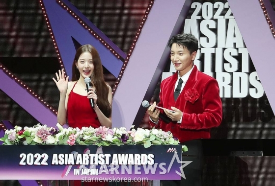 아이브 장원영, 슈퍼주니어 이특이 13일 오후 일본 나고야 니혼가이시홀에서 열린 스타뉴스-미디어보이 주최 '2022 Asia Artist Awards IN JAPAN'(2022 아시아 아티스트 어워즈, 이하 2022 AAA)에서 진행을 하고 있다. 스타뉴스와 미디어보이가 주최하고 Asia Artist Awards 조직위원회와 더스타파트너, 컬쳐 엔터테인먼트가 공동 주관하는 글로벌 NO.1 시상식 '2022 AAA'에는 올 한 해 동안 국내외에서 많은 사랑을 받은 가수, 배우들이 참석해 눈을 뗄 수 없는 화려한 글로벌 축제의 장을 펼친다. 2022.12.13 /사진=김창현 기자 chmt@
