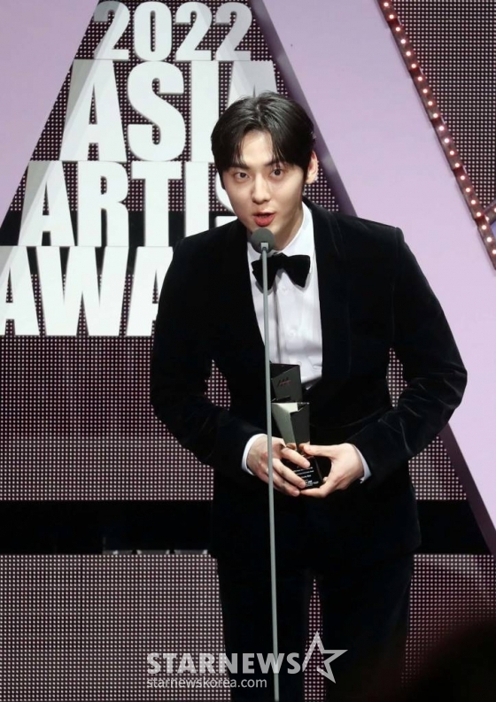 배우 황민현이 13일 오후 일본 나고야 니혼가이시홀에서 열린 스타뉴스-미디어보이 주최 '2022 Asia Artist Awards IN JAPAN'(2022 아시아 아티스트 어워즈, 이하 2022 AAA)에서 AAA 베스트 액팅 퍼포먼스상을 수상하고 소감을 말하고 있다. 스타뉴스와 미디어보이가 주최하고 Asia Artist Awards 조직위원회와 더스타파트너, 컬쳐 엔터테인먼트가 공동 주관하는 글로벌 NO.1 시상식 '2022 AAA'에는 올 한 해 동안 국내외에서 많은 사랑을 받은 가수, 배우들이 참석해 눈을 뗄 수 없는 화려한 글로벌 축제의 장을 펼친다. 2022.12.13 /사진=임성균 기자 tjdrbs23@