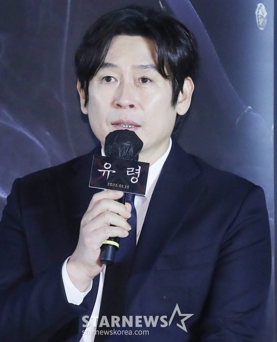 배우 설경구가 19일 오전 서울 용산구 아이파크몰 CGV에서 진행된 영화 '유령' 제작보고회에 참석해 인사말을 하고 있다.  '유령'은 1933년 경성, 조선총독부에 항일조직이 심어놓은 스파이 '유령'으로 의심받으며 외딴 호텔에 갇힌 용의자들이 의심을 뚫고 탈출하기 위해 벌이는 사투와 진짜 '유령'의 멈출 수 없는 작전을 그린다. 내달 18일 개봉예정. 2022.12.19 /사진=김창현 기자 chmt@