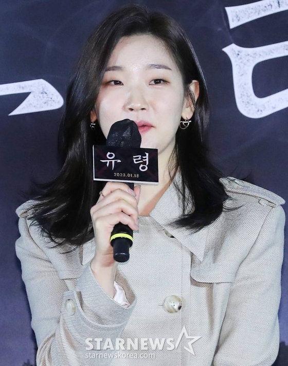 배우 박소담이 19일 오전 서울 용산구 아이파크몰 CGV에서 진행된 영화 '유령' 제작보고회에 참석해 인사말을 하고 있다. '유령'은 1933년 경성, 조선총독부에 항일조직이 심어놓은 스파이 '유령'으로 의심받으며 외딴 호텔에 갇힌 용의자들이 의심을 뚫고 탈출하기 위해 벌이는 사투와 진짜 '유령'의 멈출 수 없는 작전을 그린다. 내달 18일 개봉예정. 2022.12.19 /사진=김창현 기자 chmt@