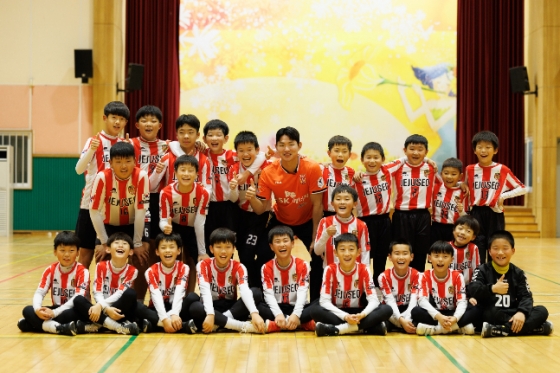 제주유나이티드에 입단한 연제운이 제주서초 축구부를 찾아 함께 훈련을 진행한 뒤 '꿈나무오피셜' 사진을 촬영하고 있다. /사진=제주유나이티드