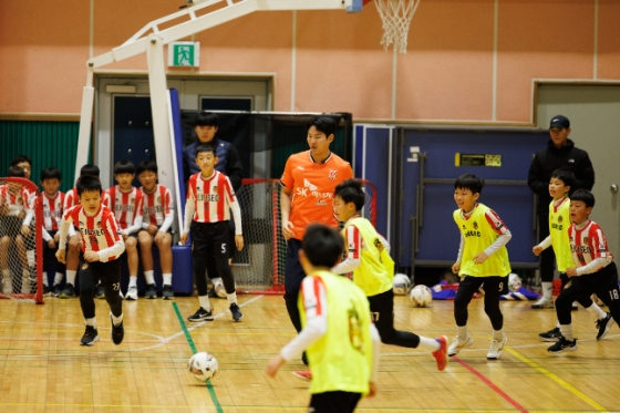 제주유나이티드에 입단한 연제운이 제주서초 축구부를 찾아 함께 훈련을 하는 모습. /사진=제주유나이티드