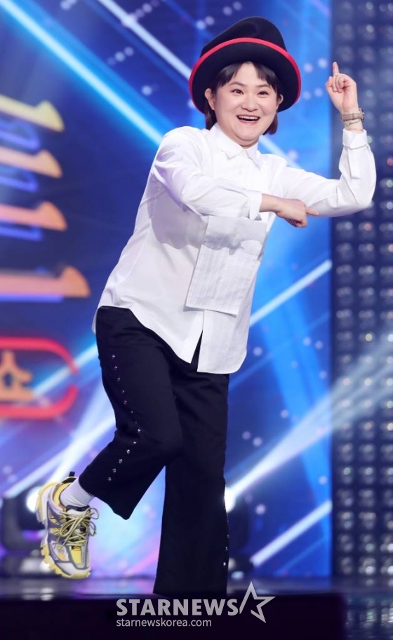개그우먼 김신영이 7일 오후 서울 영등포구 KBS 별관에서 진행된 예능프로그램 '뮤직 셔플쇼 더 히트' 기자간담회에 참석해 포즈를 취하고 있다. /사진=인천국제공항=김휘선 기자 hwijpg@