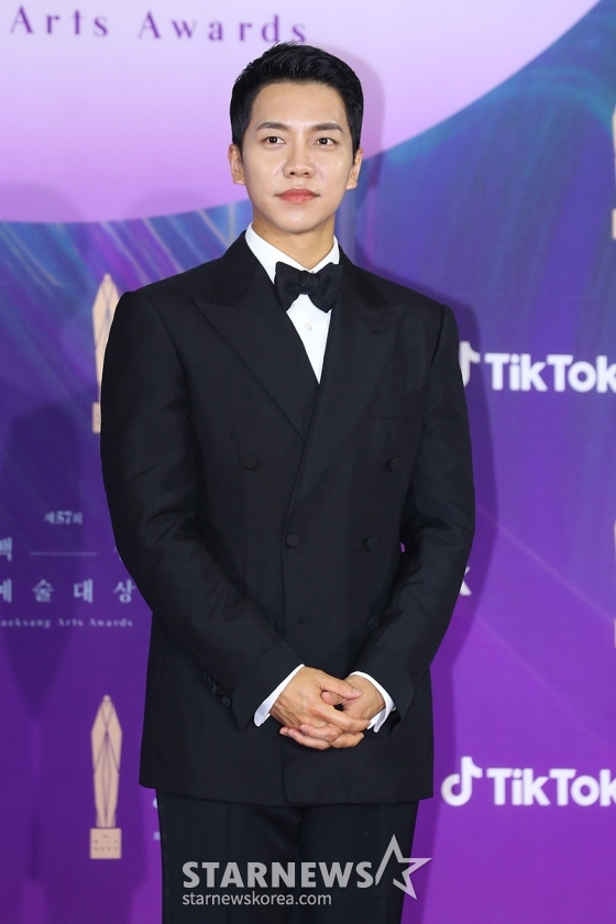 가수 겸 배우 이승기가 13일 오후 경기도 고양시 일산 킨텍스에서 열린 '제57회 백상예술대상' 시상식 레드카펫 행사에 참석해 포즈를 취하고 있다. TV·영화·연극을 아우르는 종합예술시상식인 '제57회 백상예술대상'은 오후 9시부터 JTBC·JTBC2·JTBC4에서 동시에 중계되며 틱톡에서도 글로벌 생중계된다. / 사진제공 = 백상예술대상 사무국 /사진=김창현 기자 chmt@