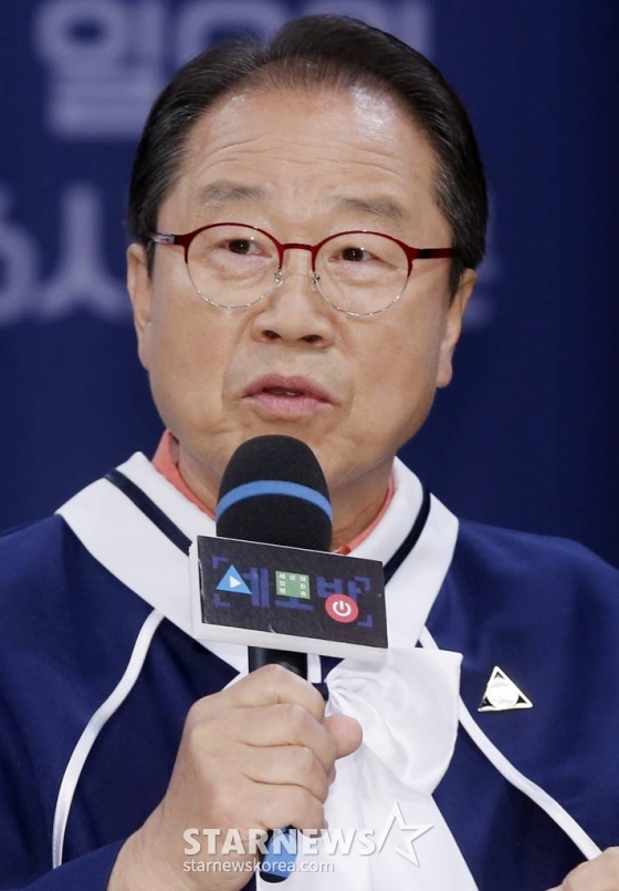 방송인 이상벽이 24일 오후 서울 마포구 상암 MBC에서 진행된 MBC 예능프로그렘 '세모방:세상의 모든 방송' 제작발표회'에 참석해 질의응답을 하고 있다. /사진=김휘선 기자 hwijpg@