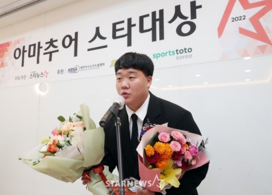 김범석이 지난 11월 24일 잠실야구장에서 열린 스타뉴스 주최·주관 '2022 아마추어 스타대상'에서 대상을 수상한 뒤 소감을 밝히고 있다. /사진=김창현 기자