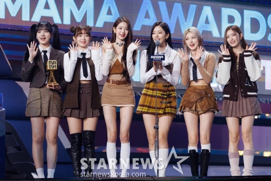걸그룹 아이브가 29일 일본 교세라 돔 오사카에서 열린 '2022 MAMA AWARDS'에서 수상소감을 밝히고 있다. /사진제공=CJENM 2022.11.29 /사진=이동훈 기자 photoguy@