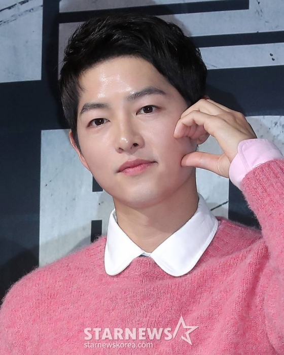 배우 송중기가 17일 오후 서울 영등포구 여의도동 페어몬트 앰배서더 서울에서 열린 JTBC 금토일드라마 '재벌집 막내아들' 제작발표회에 참석해 포즈를 취하고 있다. '재벌집 막내아들'은 재벌 총수 일가의 오너리스크를 관리하는 비서 윤현우(송중기 분)가 재벌가의 막내아들 진도준(송중기 분)으로 회귀해 인생 2회차를 사는 판타지 회귀물이다. 오는 18일 첫 방송. / 2022.11.17 /사진=김창현 기자 chmt@