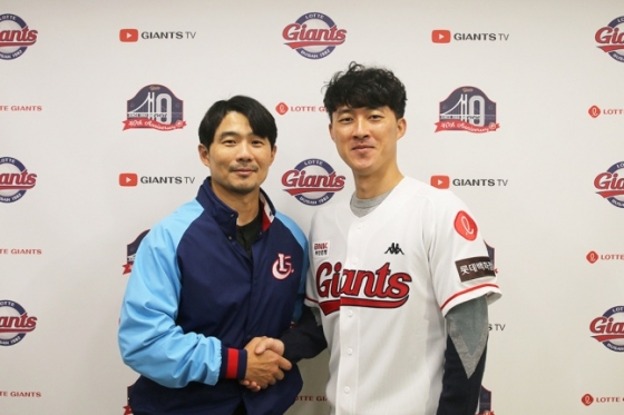 노진혁(오른쪽)과 성민규 롯데 자이언츠 단장. /사진=롯데 자이언츠 제공