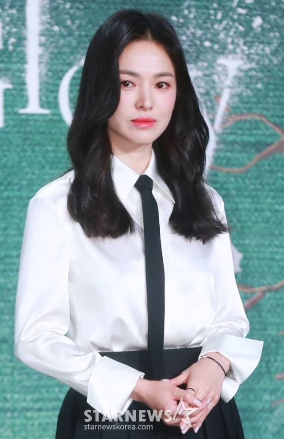 배우 송혜교가 20일 오전 서울 JW 메리어트 동대문 호텔에서 진행된 넷플릭스 오리지널 시리즈 '더 글로리' 제작발표회에 참석해 포즈를 취하고 있다. 유년 시절 폭력으로 영혼까지 부서진 한 여자가 온 생을 걸어 치밀하게 준비한 처절한 복수와 그 소용돌이에 빠져드는 이들의 이야기를 그린 '더 글로리'는 오는 30일 공개된다. /2022.12.20 /사진=이동훈 기자 photoguy@