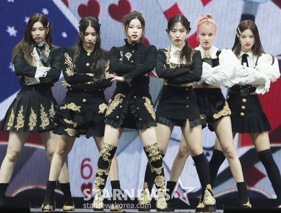 걸그룹 엔믹스가 지난 13일 오후 일본 나고야 니혼가이시홀에서 열린 '2022 Asia Artist Awards IN JAPAN'(2022 아시아 아티스트 어워즈, 이하 2022 AAA)에서 멋진 무대를 선보이고 있다.   엔믹스 이날 AAA 이모티브, 뉴웨이브상을 수상했다.  /2022.12.17 /사진=김창현 기자 chmt@