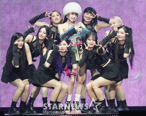 가수 최예나가 지난 13일 오후 일본 나고야 니혼가이시홀에서 열린 스타뉴스-미디어보이 주최 '2022 Asia Artist Awards IN JAPAN'(2022 아시아 아티스트 어워즈, 이하 2022 AAA)에서 멋진 무대를 선보이고 있다.  최예나는 이날 AAA 베스트 뮤지션상을 수상했다.  스타뉴스와 미디어보이가 주최하고 Asia Artist Awards 조직위원회와 더스타파트너, 컬쳐 엔터테인먼트가 공동 주관하는 글로벌 NO.1 시상식 '2022 AAA'는 올 한 해 동안 국내외에서 많은 사랑을 받은 가수, 배우들이 참석해 눈을 뗄 수 없는 화려한 글로벌 축제의 장을 펼쳤다. /2022.12.19 /사진=김창현 기자 chmt@