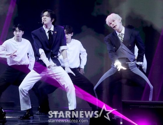 그룹 아스트로 유닛 '문빈&산하'가 4일 오후 서울 광진구 예스24 라이브홀에서 진행된 세 번째 미니앨범 'INCENSE'(인센스) 발매 기념 쇼케이스에서 멋진 무대를 선보이고 있다. 2023.01.04 /사진=김창현 기자 chmt@