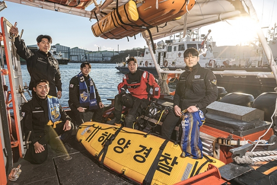 울산해양경찰청의 안전 지도하에 진행된 주민규(오른쪽 두 번째)의 울산현대 입단 오피셜 사진. /사진=울산현대