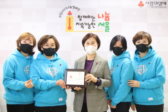 임영웅 팬클럽 '영웅시대 서울1구역방'이 나눔리더스클럽에 가입하고 기념촬영을 하고 있다.  (왼쪽에서 두 번째)심현주 영웅시대 서울1구역방 방장과 (왼쪽에서 세번째)신혜영 서울사랑의열매 사무처장 외 회원들