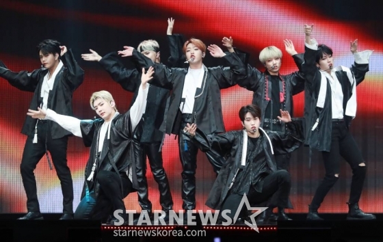 그룹 킹덤이 14일 오후 일본 나고야 니혼가이시홀에서 열린 스타뉴스 주최 '2022 Asia Artist Awards IN JAPAN'(2022 아시아 아티스트 어워즈, 이하 2022 AAA) 애프터 스테이지에서 커버 무대를 펼치고 있다.  /2022.12.14 /사진=이동훈 기자 photoguy@