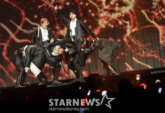 그룹 킹덤이 14일 오후 일본 나고야 니혼가이시홀에서 열린 스타뉴스 주최 '2022 Asia Artist Awards IN JAPAN'(2022 아시아 아티스트 어워즈, 이하 2022 AAA) 애프터 스테이지에서 커버 무대를 펼치고 있다. /2022.12.14 /사진=이동훈 기자 photoguy@