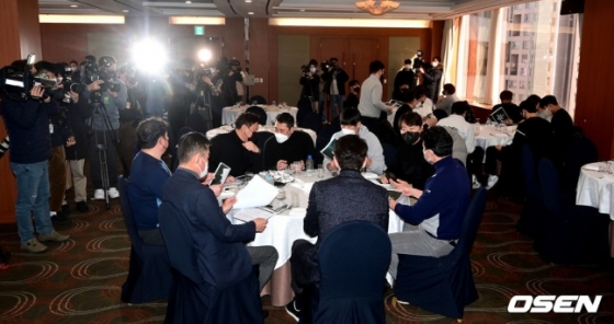이강철 WBC 대표팀 감독을 비롯한 코칭스태프와 선수들이 16일 오전 서울 청담동 리베라호텔에서 열린 2023 WBC 국가대표 오리엔테이션에 앞서 자료를 살피고 있다.