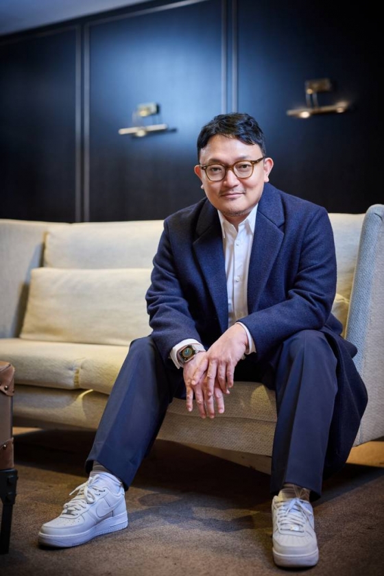 영화 '유령'의 이해영 감독이 17일 오전 진행된 개봉 인터뷰를 위해 포즈를 취하고 있다. 1933년 경성, 조선총독부에 항일조직이 심어놓은 스파이 '유령'으로 의심받으며 외딴 호텔에 갇힌 용의자들이 의심을 뚫고 탈출하기 위해 벌이는 사투와 진짜 '유령'의 멈출 수 없는 작전을 그린 영화 '유령'은 오는 18일 개봉한다. /사진제공=CJENM 2023.01.17 /사진=이동훈 기자 photoguy@