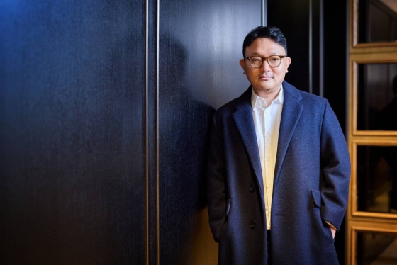 영화 '유령'의 이해영 감독이 17일 오전 진행된 개봉 인터뷰를 위해 포즈를 취하고 있다. 1933년 경성, 조선총독부에 항일조직이 심어놓은 스파이 '유령'으로 의심받으며 외딴 호텔에 갇힌 용의자들이 의심을 뚫고 탈출하기 위해 벌이는 사투와 진짜 '유령'의 멈출 수 없는 작전을 그린 영화 '유령'은 오는 18일 개봉한다. /사진제공=CJENM 2023.01.17 /사진=이동훈 기자 photoguy@