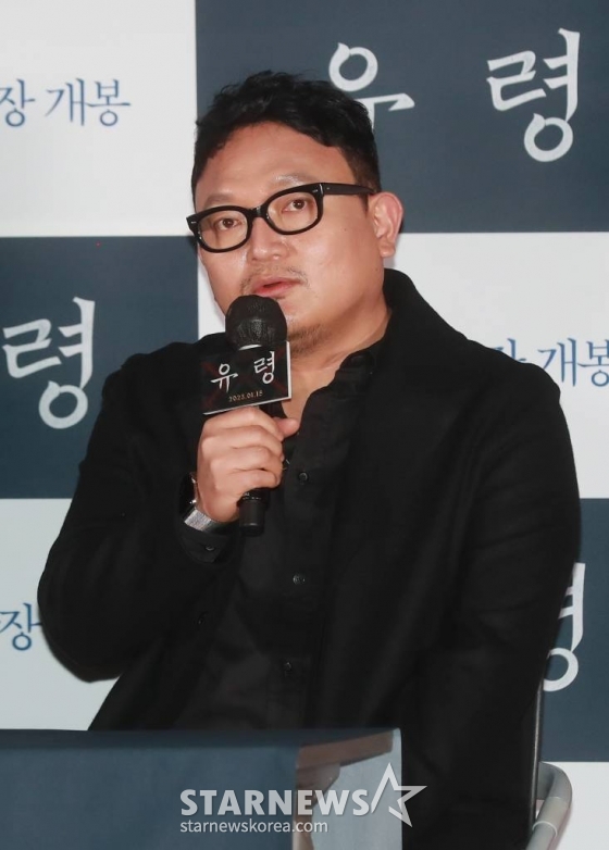 이해영 감독이 11일 오후 서울 CGV용산아이파크몰에서 진행된 영화 '유령'(감독 이해영) 언론시사회에 참석해 질문에 답하고 있다. 1933년 경성, 조선총독부에 항일조직이 심어놓은 스파이 '유령'으로 의심받으며 외딴 호텔에 갇힌 용의자들이 의심을 뚫고 탈출하기 위해 벌이는 사투와 진짜 '유령'의 멈출 수 없는 작전을 그린 영화 '유령'은 오는 18일 개봉한다. /2023.01.11 /사진=이동훈 기자 photoguy@