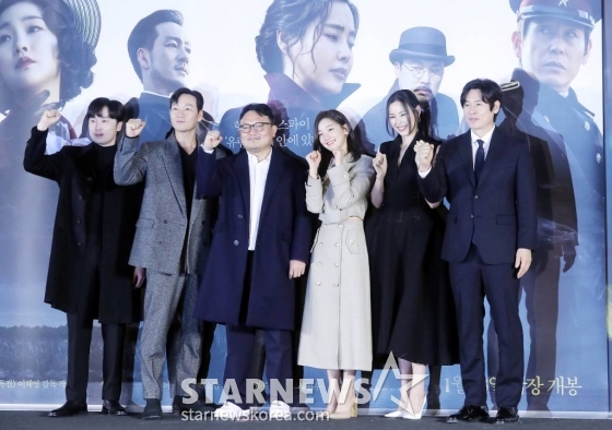 이해영 감독(왼쪽 세번재), 배우 서현우, 박해수, 박소담, 이하늬, 설경구가 19일 오전 서울 용산구 아이파크몰 CGV에서 진행된 영화 '유령' 제작보고회에 참석해 포즈를 취하고 있다. '유령'은 1933년 경성, 조선총독부에 항일조직이 심어놓은 스파이 '유령'으로 의심받으며 외딴 호텔에 갇힌 용의자들이 의심을 뚫고 탈출하기 위해 벌이는 사투와 진짜 '유령'의 멈출 수 없는 작전을 그린다. 내달 18일 개봉예정. 2022.12.19 /사진=김창현 기자 chmt@