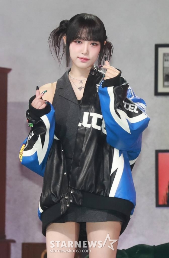 가수 최예나(YENA)가 16일 오후 서울 용산구 블루스퀘어에서 진행된 첫 번째 싱글앨범 '러브 워'(Love War) 발매기념 쇼케이스에서 포즈를 취하고 있다. 이번 앨범에는 타이틀 곡 '러브 워'를 비롯해 인트로곡 '러브 이즈 오버'(Love is over), '워시 어웨이'(Wash Away) 등이 수록됐다. /2023.0116 /사진=이동훈 기자 photoguy@
