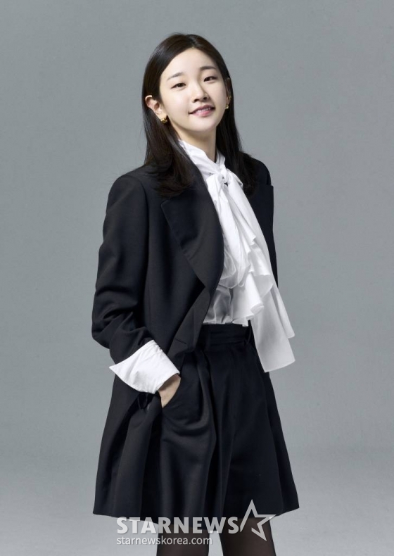 영화 '유령'(감독 이해영)의 주연배우 박소담이 16일 오후 진행된 개봉 인터뷰를 위해 포즈를 취하고 있다. 1933년 경성, 조선총독부에 항일조직이 심어놓은 스파이 '유령'으로 의심받으며 외딴 호텔에 갇힌 용의자들이 의심을 뚫고 탈출하기 위해 벌이는 사투와 진짜 '유령'의 멈출 수 없는 작전을 그린 영화 '유령'은 오는 18일 개봉한다. /사진제공=CJENM 2023.01.16 /사진=이동훈 기자 photoguy@