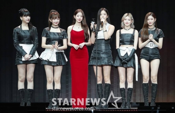 걸그룹 아이브가 13일 오후 일본 나고야 니혼가이시홀에서 열린 '2022 Asia Artist Awards IN JAPAN'(2022 아시아 아티스트 어워즈, 이하 2022 AAA)에서 올해의 노래를 수상한 뒤 소감을 말하고 있다. 2022.12.13 /사진=김창현 기자 chmt@