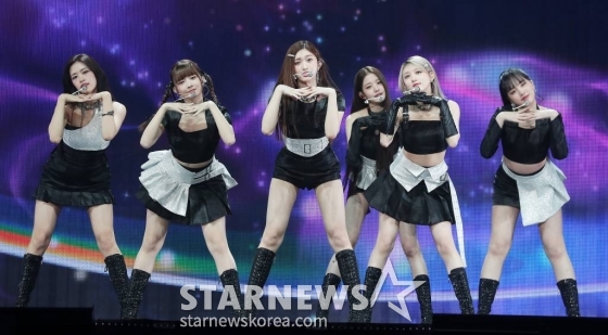 걸그룹 아이브(IVE)가 13일 오후 일본 나고야 니혼가이시홀에서 열린 '2022 Asia Artist Awards IN JAPAN'(2022 아시아 아티스트 어워즈, 이하 2022 AAA)에서 멋진 무대를 펼치고 있다. 글로벌 NO.1 시상식 '2022 AAA'에는 세븐틴, 우주소녀 쪼꼬미, 임영웅, 펜타곤, KARD, 더보이즈, 스트레이 키즈, 베리베리, ITZY, 알렉사, 크래비티, 트레저, TFN, 킹덤, 라잇썸, 빌리, 아이브, 케플러, 트렌드지, 엔믹스, 템페스트, 르세라핌, 라필루스, 뉴진스, ATBO, 사공이호, 니쥬, &TEAM, 램페이지, 비퍼스트, 리오드라, 피피 크릿, 빌킨, 펙 팔리트초크까지 올해 아시아에서 뜨거운 인기를 얻은 아티스트들이 화려한 공연을 펼쳤다. 여기에 최시원, 박민영, 권유리, 류경수, 이준호, 김선호, 서인국, 황민현, 나인우, 이준영, 보나, 김세정, 한소희, 김영대, 강다니엘, 이재욱, 임재혁, 서범준까지 2022년 한 해 동안 영화, 드라마, 연극 무대를 빛낸 배우들이 '2022 AAA'에 참석해 시상식을 더욱 화사하게 빛냈다. 2022.12.13 /사진=김창현 기자 chmt@