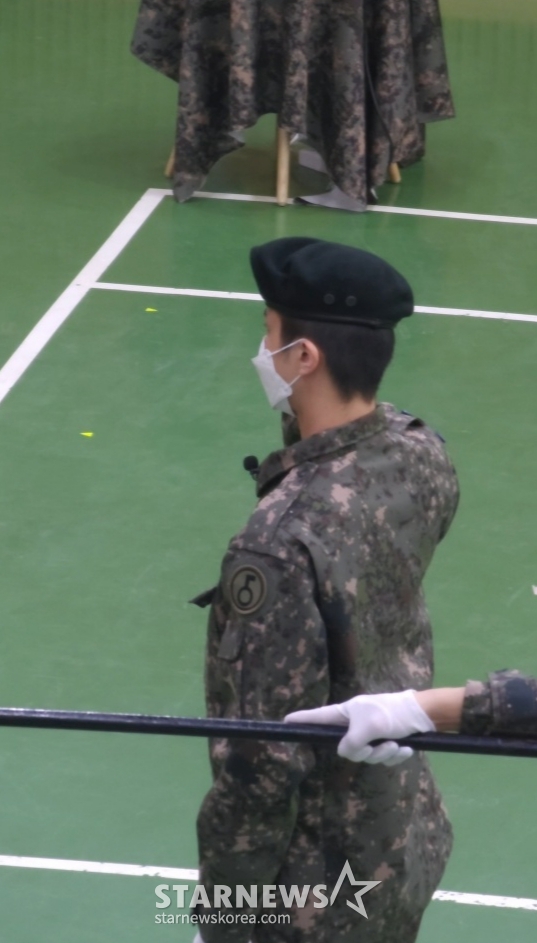 방탄소년단(BTS) 진이 1월 18일 육군 제5보병사단 신병교육대에서 열린 수료식에서 이등병 대표 지휘자로 활약하고 있는 모습 /사진=스타뉴스 독자제공