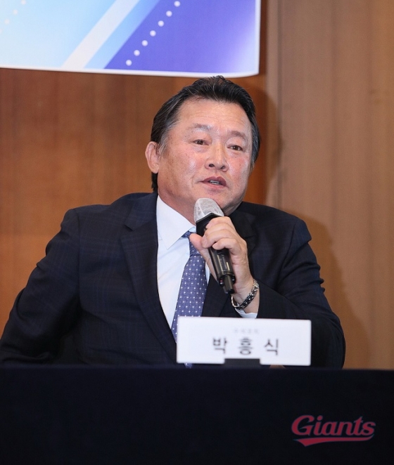 박흥식 롯데 수석코치가 19일 롯데호텔부산 사파이어룸에서 열린 FA 입단식에서 질문에 대한 답을 하고 있다. /사진=롯데 자이언츠 제공