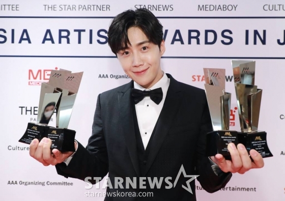 배우 김선호가 13일 오후 일본 나고야 니혼가이시홀에서 열린 스타뉴스-미디어보이 주최 '2022 Asia Artist Awards IN JAPAN'(2022 아시아 아티스트 어워즈, 이하 2022 AAA)에서 AAA 아시아 셀러브리티상을 비롯해 4관왕을 달성한 뒤 포즈를 취하고 있다. 스타뉴스와 미디어보이가 주최하고 Asia Artist Awards 조직위원회와 더스타파트너, 컬쳐 엔터테인먼트가 공동 주관하는 글로벌 NO.1 시상식 '2022 AAA'에는 올 한 해 동안 국내외에서 많은 사랑을 받은 가수, 배우들이 참석해 눈을 뗄 수 없는 화려한 글로벌 축제의 장을 펼친다. 2022.12.13 /사진=이동훈 기자 photoguy@